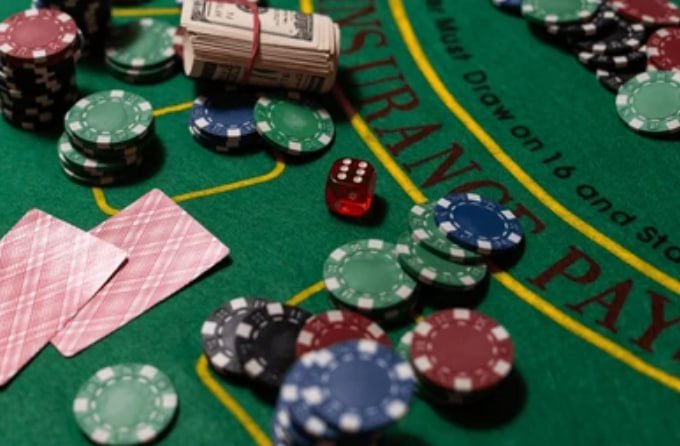 Live dealer conducting Bandar Poker game with chat interface visible